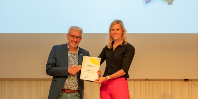 Wethouder Dorrit de Jong neemt het ‘certificaat Zwolle  Dementievriendelijk’ in ontvangst!