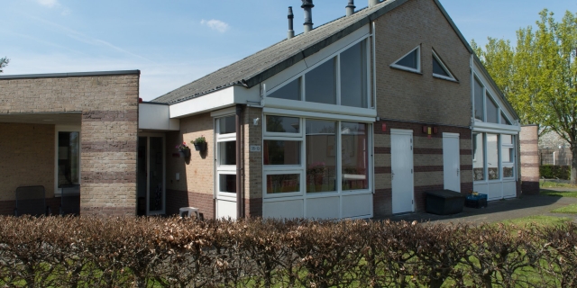 Frion: Tegeltuinen schoonmaken & speeltoestellen