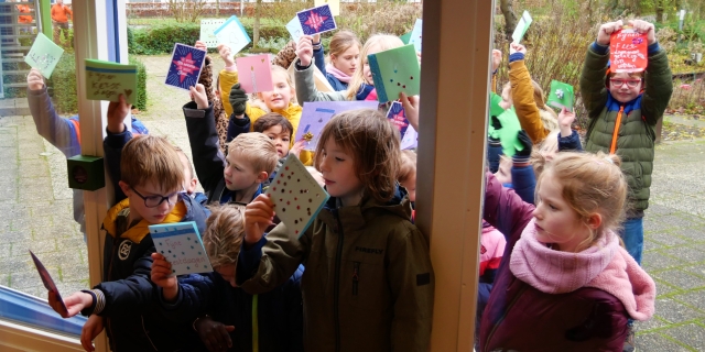 SamenZwolle en Doomijn Kinderopvang bezorgen Zwolse ouderen een vrolijke kerst