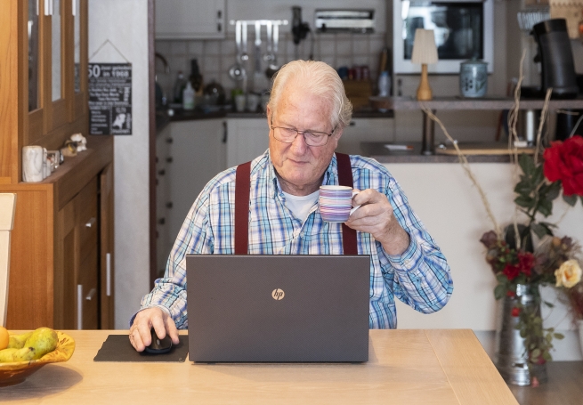 Samen koffie drinken, via de computer
